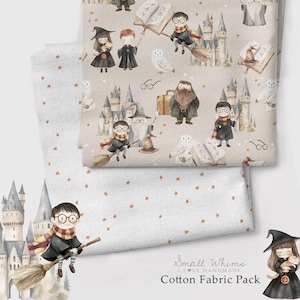 Puede incluir: Paquete de tela de algodón con un diseño de fantasía con personajes, búhos y castillos. La tela tiene un fondo beige claro con ilustraciones repetidas y una pieza separada con pequeñas estrellas naranjas. El texto "Small Whims I Love Handmade Cotton Fabric Pack" es visible.