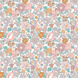 Puede incluir: Un patrón floral con una densa disposición de pequeñas flores en tonos rosa, melocotón y lavanda, con hojas verdes y verde azulado. Las flores se colocan sobre un fondo blanco, creando un diseño delicado y femenino.