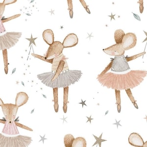Puede incluir: Un patrón de ratones marrones vestidos de bailarinas con tutús rosas y grises. Los ratones bailan sobre un fondo blanco con estrellas doradas.