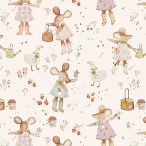 Puede incluir: Patrón repetitivo con ilustraciones caprichosas de ratones con vestidos, botas y gorros, junto con gansos, regaderas, cestas y tarros de mermelada. La paleta de colores incluye rosas, verdes y marrones suaves sobre un fondo crema.