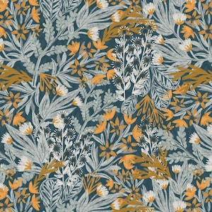 Puede incluir: Un patrón sin costuras que presenta una variedad de flores y hojas estilizadas en tonos de azul, blanco y amarillo sobre un fondo azul oscuro.