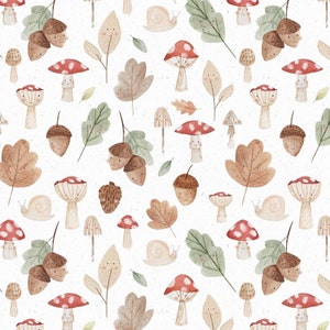 Puede incluir: Un patrón sin costuras con ilustraciones de acuarela de setas, bellotas, caracoles y hojas en tonos marrones, rojos y verdes sobre un fondo blanco.