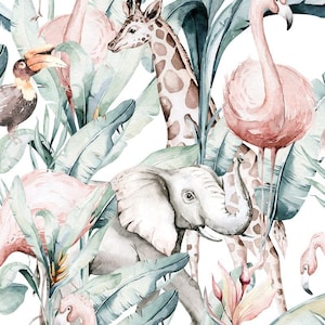Puede incluir: Ilustración en acuarela de un patrón sin costuras con animales y follaje tropicales. El diseño incluye jirafas, flamencos, un elefante y un tucán, sobre un fondo de exuberantes hojas verdes y suaves tonos rosas y marrones.