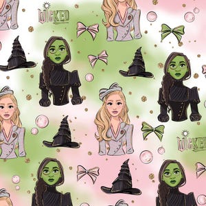 Puede incluir: Un patrón sin costuras con ilustraciones de personajes del musical Wicked. El patrón incluye imágenes de Elphaba y Glinda, junto con sus sombreros característicos, lazos y la palabra "Wicked". El fondo es un degradado suave rosa y verde.