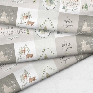 Puede incluir: Un patrón repetido de ilustraciones con temática de bosque con citas inspiradoras. El patrón presenta un ciervo, un oso, árboles, montañas y estrellas. Las citas incluyen "Nunca dejes de soñar", "Y así comienza la aventura", "Juntos", "El mundo es tuyo", y "Vamos a menudo".