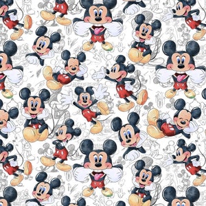 Puede incluir: Un patrón repetido con Mickey Mouse en varias poses. Mickey se representa con sus clásicos pantalones cortos rojos, zapatos amarillos y guantes blancos. El fondo es blanco con bocetos tenues de Mickey Mouse.