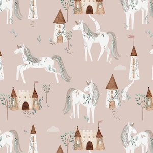 Puede incluir: Un patrón sin costuras con unicornios blancos con detalles florales, castillos marrones y blancos y árboles verdes sobre un fondo rosa claro.