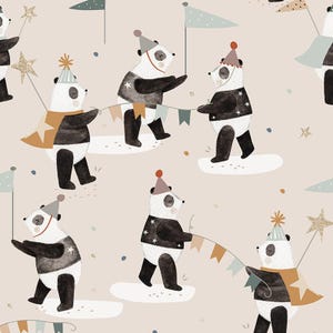 Puede incluir: Patrón repetitivo con pandas de dibujos animados con atuendos de fiesta. Los pandas son blancos y negros, con sombreros de fiesta y capas, sosteniendo banderas y guirnaldas. El fondo es de color beige claro con estrellas y confeti dispersos.