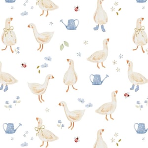 Puede incluir: Patrón de acuarela con gansos blancos con picos y patas naranjas, regaderas azules, mariquitas y pequeñas flores azules sobre un fondo blanco. Algunos gansos llevan lazos o botas. El diseño es caprichoso y adecuado para productos infantiles.