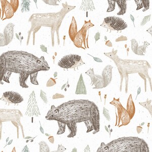 Puede incluir: Un fondo blanco con un patrón repetitivo de animales del bosque, incluyendo osos, ciervos, zorros, ardillas, erizos y árboles. Los animales están dibujados en un estilo caprichoso con tonos marrones, grises y naranjas.