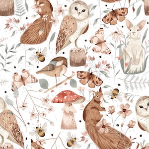 Puede incluir: Un patrón sin costuras que presenta una variedad de criaturas del bosque y plantas. El patrón incluye búhos, ardillas, hongos, mariposas y helechos. Los colores son suaves y apagados, con tonos de marrón, verde y blanco.