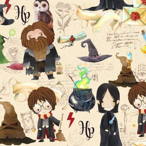 Puede incluir: Un patrón caprichoso con ilustraciones de temática de Harry Potter. El patrón incluye un caldero con humo verde, un sombrero seleccionador, un mago, una bruja, un búho, una escoba y las palabras "Hp" repetidas a lo largo de todo. El fondo es un pergamino beige con texto escrito a mano y dibujos.