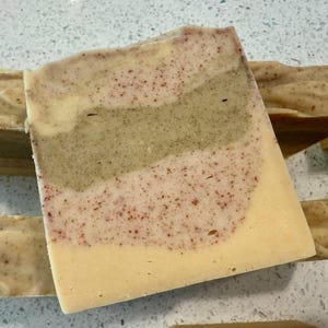 Geitenmelkzeep. Eucalyptus, cederhout en sinaasappel | Talg, karité en kokosnoot | Natuurlijke koude procesreep