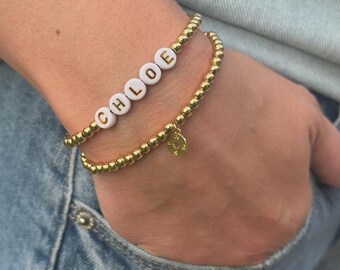 Set di braccialetti con ciondoli in oro 18 carati: gioielli delicati fatti a mano