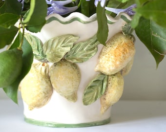 Vase en céramique à décor de citrons en relief