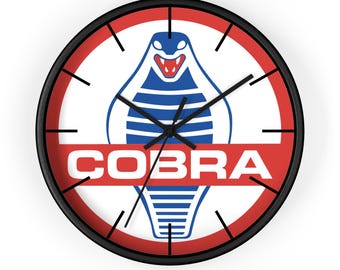 Wandklok met cobra-logo, houten frame, stil mechanisme