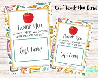 Op de afbeelding: Twee printbare bedankkaartjes van 12,7 x 17,8 cm met een schoolthema. De kaartjes bevatten een rode appel, een schoolbus en de tekst "Bedankt" en "Cadeaubon".