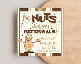 Może przedstawiać: Wizytówka w brązowo-białe paski z postacią kreskówkowej orzeszki ziemnej. Tekst na wizytówce brzmi "I'm NUTS about your REFERRALS!" i zawiera imię i nazwisko Summer Smith, The Realty Group, numer telefonu i adres e-mail.