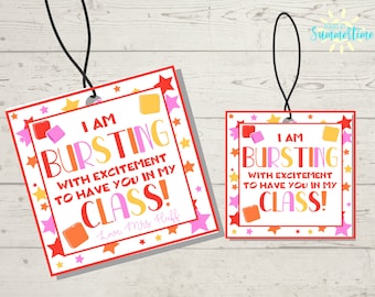 Op de afbeelding: Twee vierkante cadeaulabels in rood en wit met een sterpatroon en de tekst "Ik barst van enthousiasme om je in mijn klas te hebben!" Het label aan de linkerkant heeft de tekst "Liefs, mevrouw Huff" onderaan.