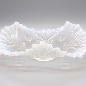 Tazón de vidrio opalescente blanco &quot;Jewel & Fan&quot;, tazón de caramelo prensado de vidrio Jefferson antiguo, tazón de nueces opalescente transparente antiguo