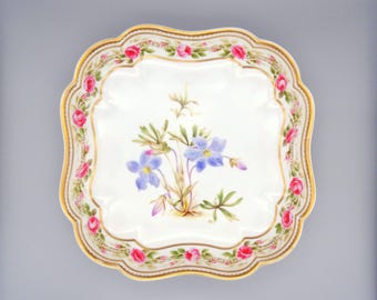 Bol cuadrado para servir con diseño floral "Viola Pedata" del Museo Metropolitano de Arte, plato de porcelana japonesa festoneado con violetas y rosas rosadas.