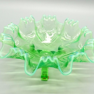 Cuenco de vidrio opalescente de tres puntas en verde Hearts & Clubs, cuenco para dulces de vidrio Jefferson antiguo con bordes ondulados, plato para ensalada de vidrio verde Hearts & Clubs antiguo