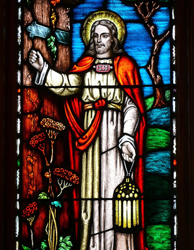 Jesus Christ Figuur Op Het Kruis Voor De Muur Van De Kerk Stock Foto