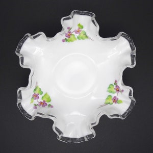 Fenton Silver Crest 'Violets in the Snow' melkglas bonbon, vintage Fenton violet snoepschaaltje, zilveren melkglazen schaal met bloemenbloemen