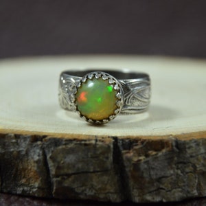 Lovely Opal Round Shape Ring with a Single Banded 925 Solid Sterling Silver Shank. Ring Size 6