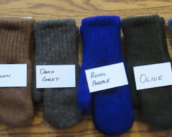 Könnte beinhalten: Zehn Paar gestrickte Fingerlose Handschuhe in verschiedenen Farben, darunter Rehbraun, Braun, Dunkelgrau, Königsblau, Oliv und Stahlblau. Jedes Paar ist mit seiner Farbe gekennzeichnet.