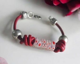 Handgjort rött läderarmband med keramisk pärla och zamakspänne