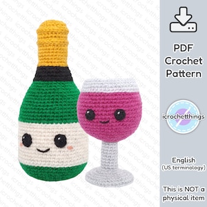 Op de afbeelding: Een haakpatroon voor een wijnfles en een wijnglas. De fles is groen en wit met een zwart etiket. Het wijnglas is roze met een witte steel en voet. Beide hebben lachende gezichten.