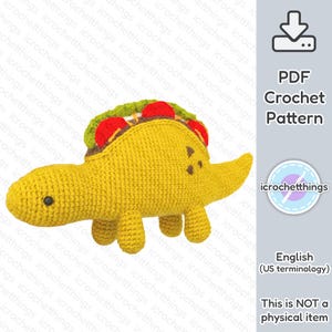 Puede incluir: Un dinosaurio amarillo tejido a ganchillo con una espalda de concha de taco. El taco presenta lechuga verde, tomates rojos y carne marrón. La imagen también incluye el texto "PDF Crochet Pattern".