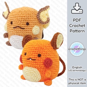 Könnte beinhalten: Ein digitaler Download eines PDF-Häkelmusters für zwei Amigurumi-Plüschtiere. Die Plüschtiere sind orange und braun mit weißen Akzenten. Das Muster ist in Englisch (US-Terminologie).