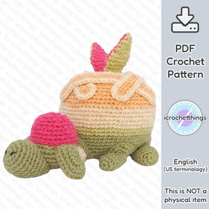 Puede incluir: Un patrón de crochet para una tortuga y un pastel. La tortuga es verde con un caparazón rosa y el pastel es naranja, amarillo y verde. El patrón está disponible para descargar en PDF.