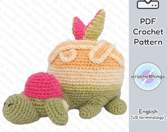 Puede incluir: Un patrón de crochet para una tortuga y un pastel. La tortuga es verde con un caparazón rosa y el pastel es naranja, amarillo y verde. El patrón está disponible para descargar en PDF.