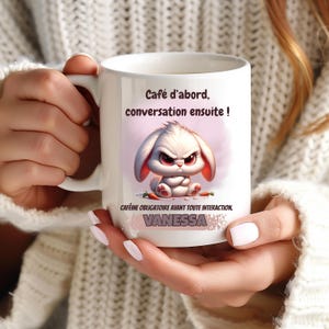 Gepersonaliseerde mok met konijnenprint – “Eerst koffie, dan praten” – Humoristische koffiemok met naam – Origineel cadeau