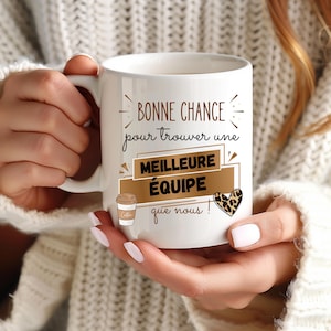 Op de afbeelding: Een witte keramische mok met de Franse tekst BONNE CHANCE pour trouver une MEILLEURE ÉQUIPE que nous! samen met een kleine illustratie van een koffiekopje en een hartje met een luipaardprint in bruine en zwarte tinten.