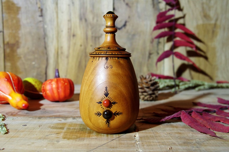 Merisier Pyrograved Wooden Round Box