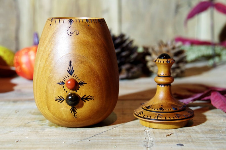 Merisier Pyrograved Wooden Round Box