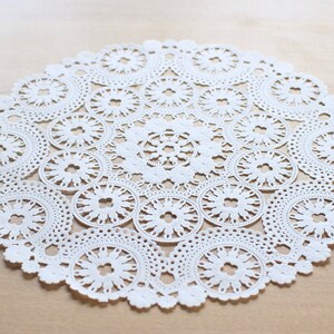 100 witte 10 "ronde medaillon doilies. Franse kant papier. Gebruik voor placemats, uitnodigingen, Bombonieres, gunsten
