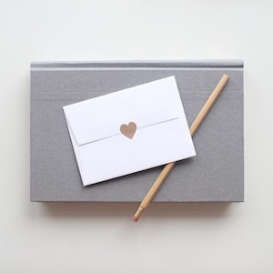 36 adesivi a forma di cuore Kraft da 3/4".