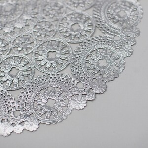 50 Metallic Silber 12" Runde Medaillon-Doilien. Folien Spitzenpapier. Verwendung für Platzsets, Einladungen, Bombonieres, Gastliebe