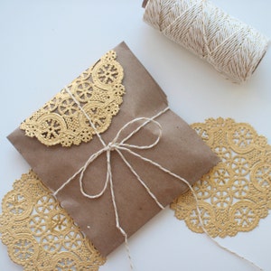 10 Metallic Gold 4" Ronde Medaillon Doilies. Folie Kant Papier. Gebruik voor Placemats, Uitnodigingen, Bombonieres, Gunsten