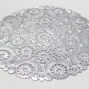 100 Metallic Silber 10" Runde Medaillon Doilies. Folie Spitze Papier. Verwendung für Tischsets, Einladungen, Bomboniere, Gefälligkeiten