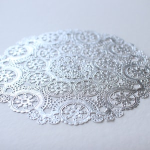 Metallic Silver Doilies - Sample Pack. Inclusief 12", 10", 8", 6". Folie Kant Papier. Gebruik voor Placemats, Uitnodigingen, Bombonieres, Gunsten