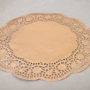 100 Metallic Rose Gold 12" Runde Rose Floral Detail Doilies. Folien Spitzenpapier. Verwendung für Platzsets, Ladegeräte, Einladungen, Bombonieren, Gastlieben