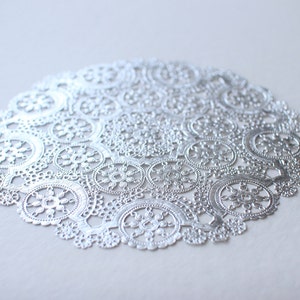 50 Metallic Silber 8" Runde Medaillon Doilies. Folie Spitze Papier. Verwendung für Tischsets, Einladungen, Bomboniere, Gefälligkeiten