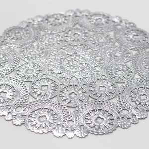 50 Metallic Silber 10" Runde Medaillon Doilies. Folie Spitze Papier. Verwendung für Tischsets, Einladungen, Bomboniere, Gefälligkeiten