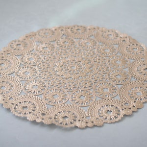 50 Metallic Rose Gold 12" Runde Medaillon-Doilien. Folie Spitzenpapier Doily. Verwendung für Platzsets, Ladegeräte, Einladungen, Bombonieren, Gastlieben